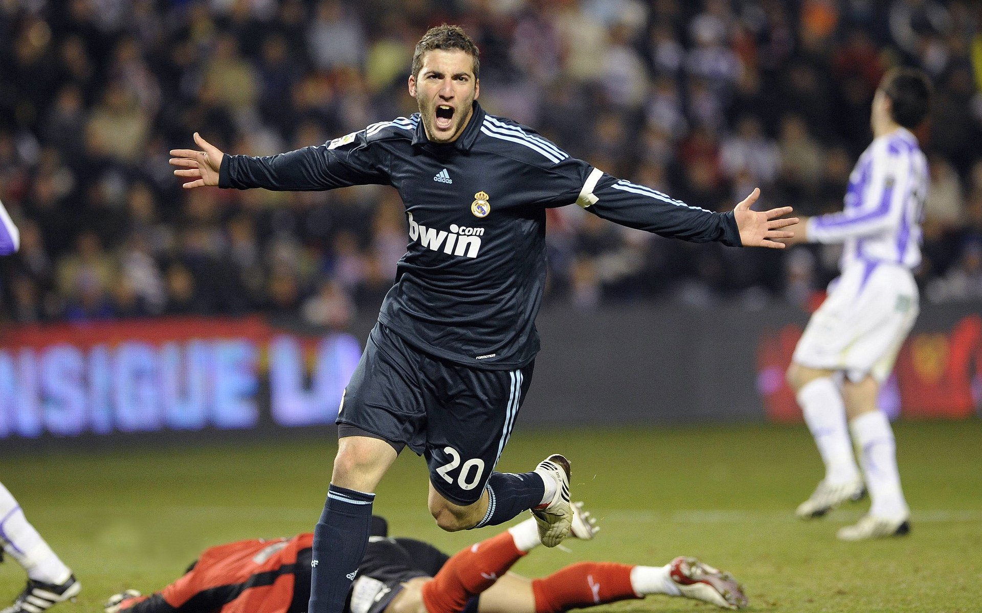 红色飓风席卷赛道，法拉利碾压梅赛德斯，汉密尔顿逆境刷新不朽纪录